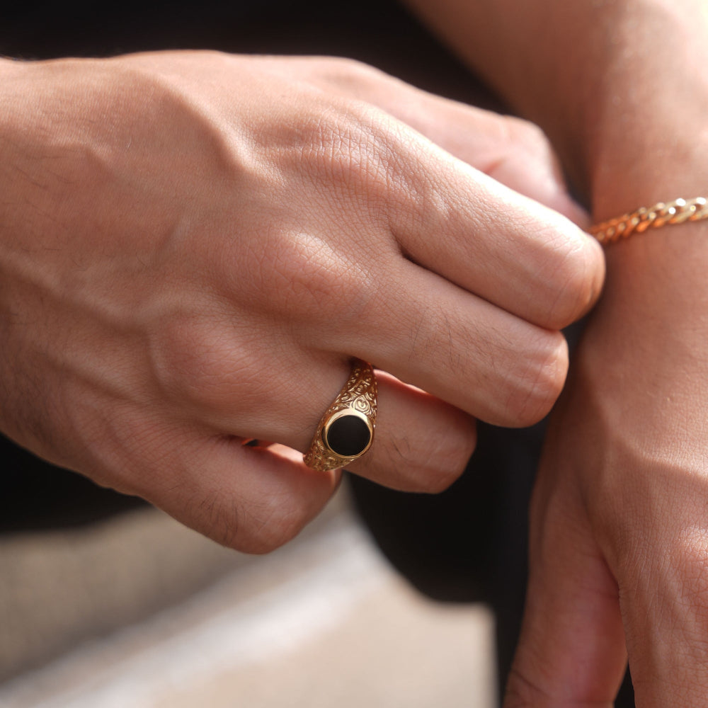 Signet Noir Ring - Gold
