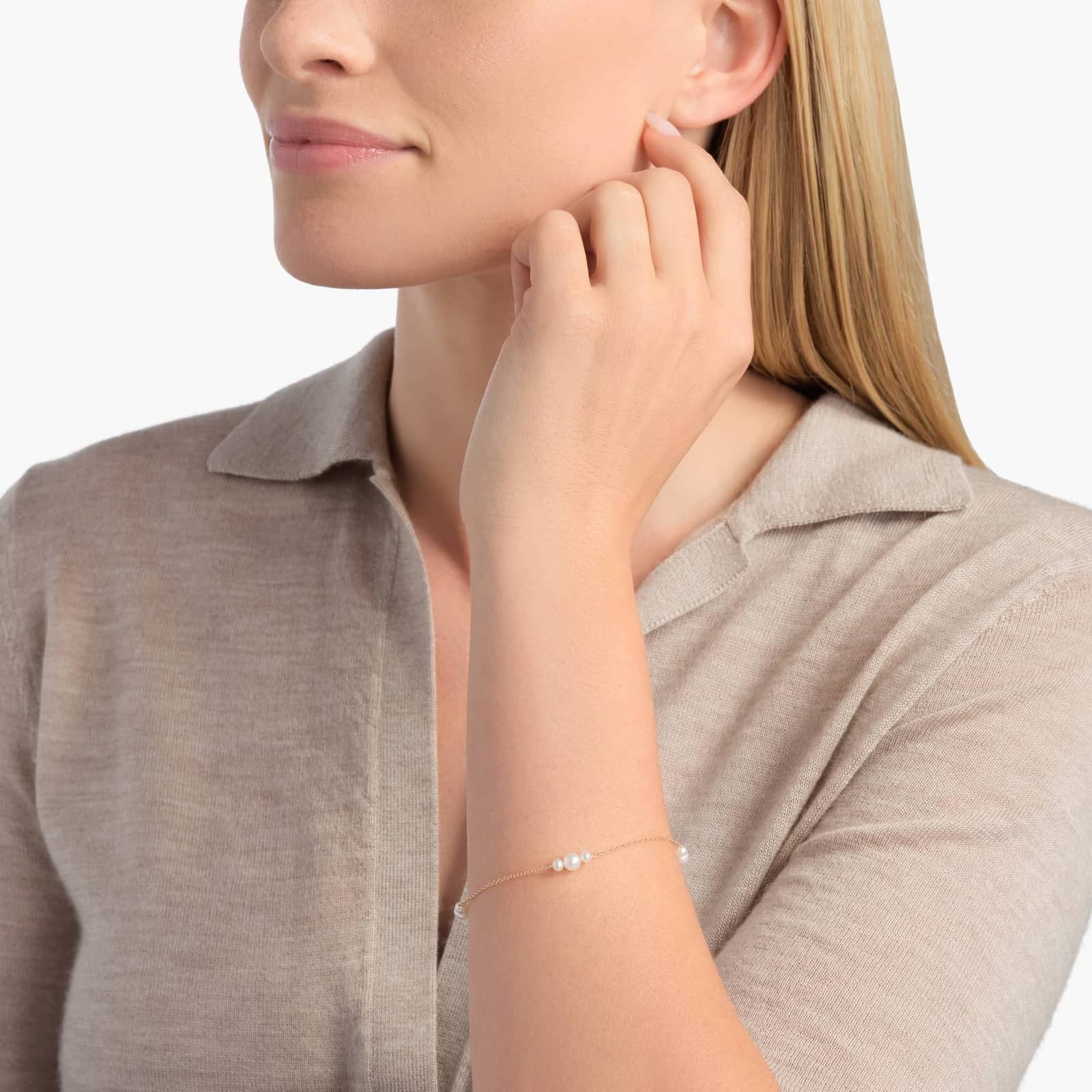 White Freshwater Pearl Station Bracelet in 14k Yellow Gold